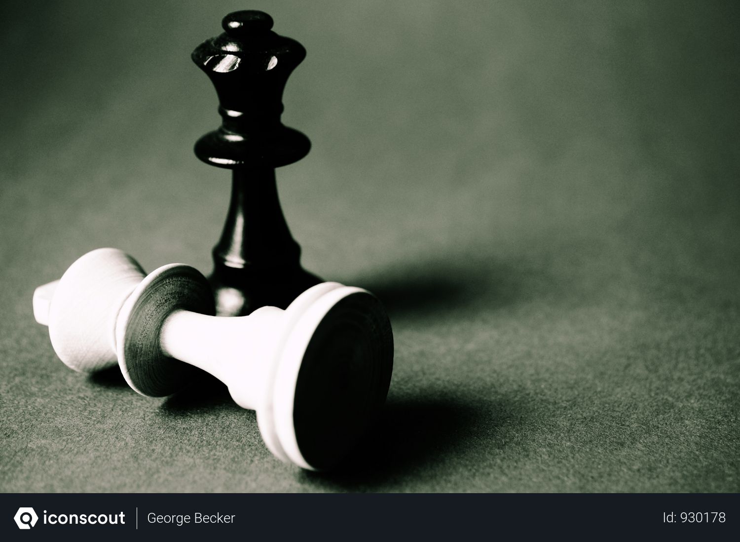 The suit of the chess queen with his own hands The suit of the chess queen with his own hands